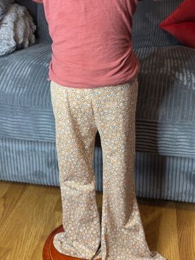 Floral pattern bell bottom
Size 6 (fits 4t-6)